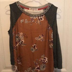 NWT juniors cold shoulder size small